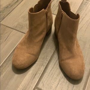 Mia Tommie Heeled Chelsea Bootie. Tan.